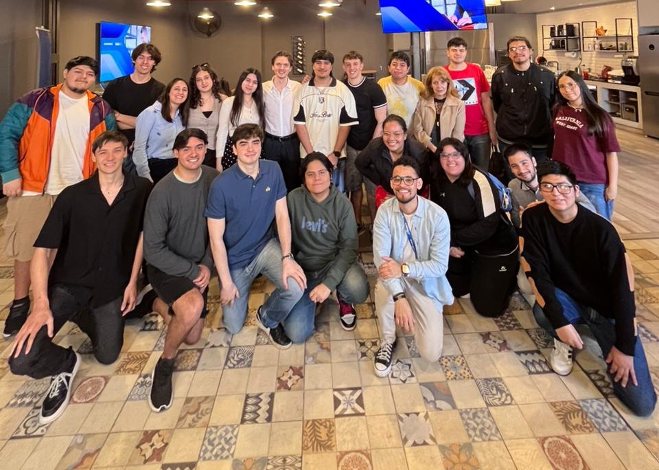 “El contacto temprano con el mundo profesional les permite a los estudiantes aprender desde el hacer” “El contacto temprano con el mundo profesional les permite a los estudiantes aprender desde el hacer”