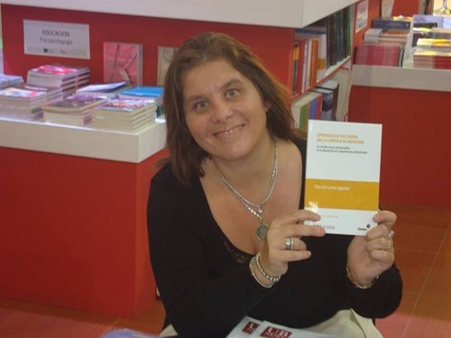 La Dra. Marcela Agostini en la presentación de uno de sus libros.